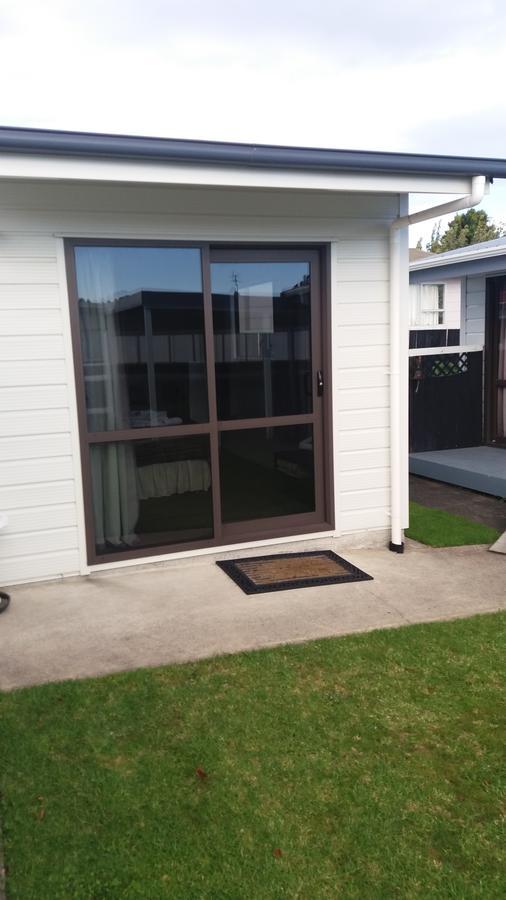 The Garage Hotel Waitara Exterior photo