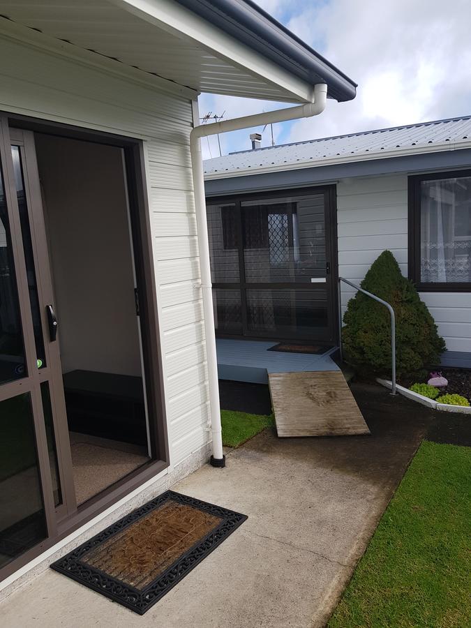The Garage Hotel Waitara Exterior photo