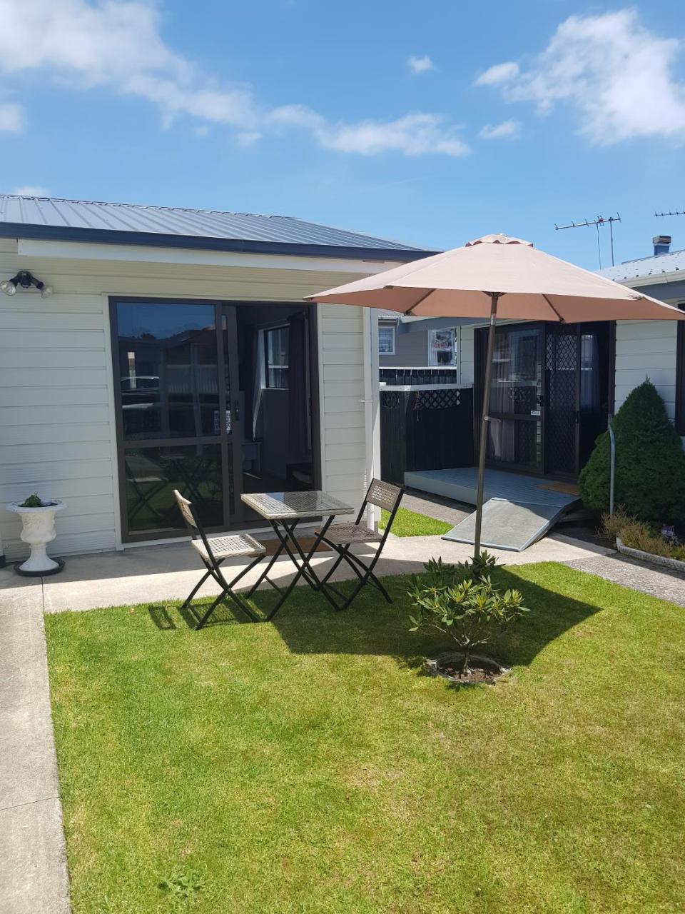 The Garage Hotel Waitara Exterior photo